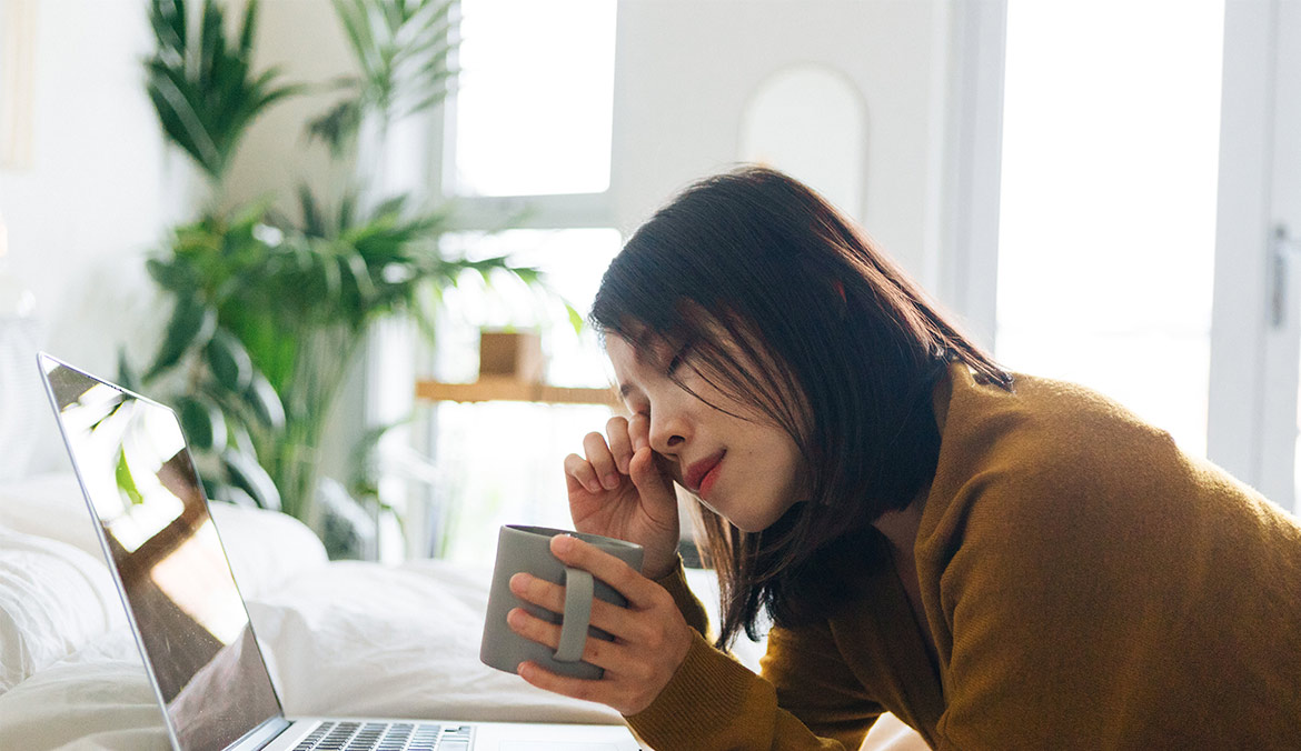 Skin care for itchy eyes according to a dermatologist and an allergist